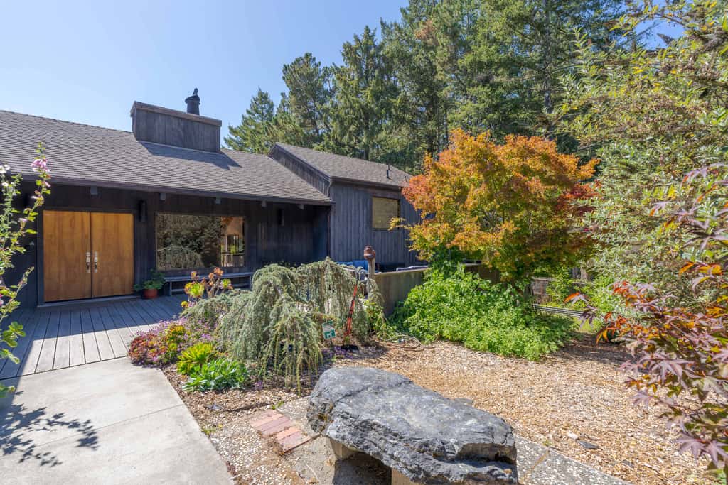 SeaBreeze Serenity - Sea Ranch ocean-view home with chef's kitchen, stone fireplace & private hot tub, dog friendly