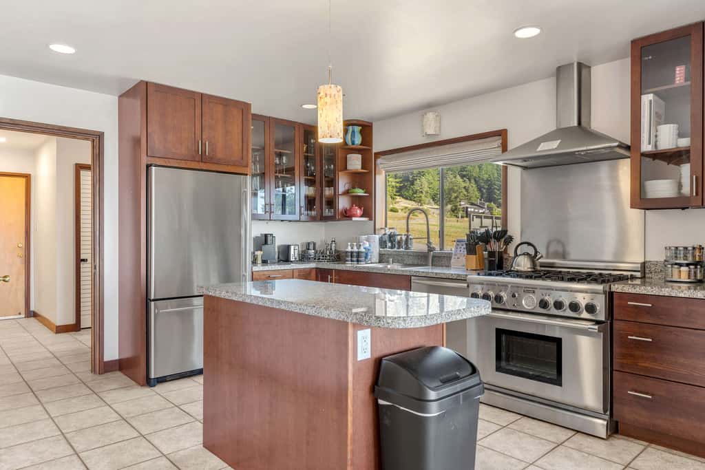 SeaBreeze Serenity - Sea Ranch ocean-view home with chef's kitchen, stone fireplace & private hot tub, dog friendly