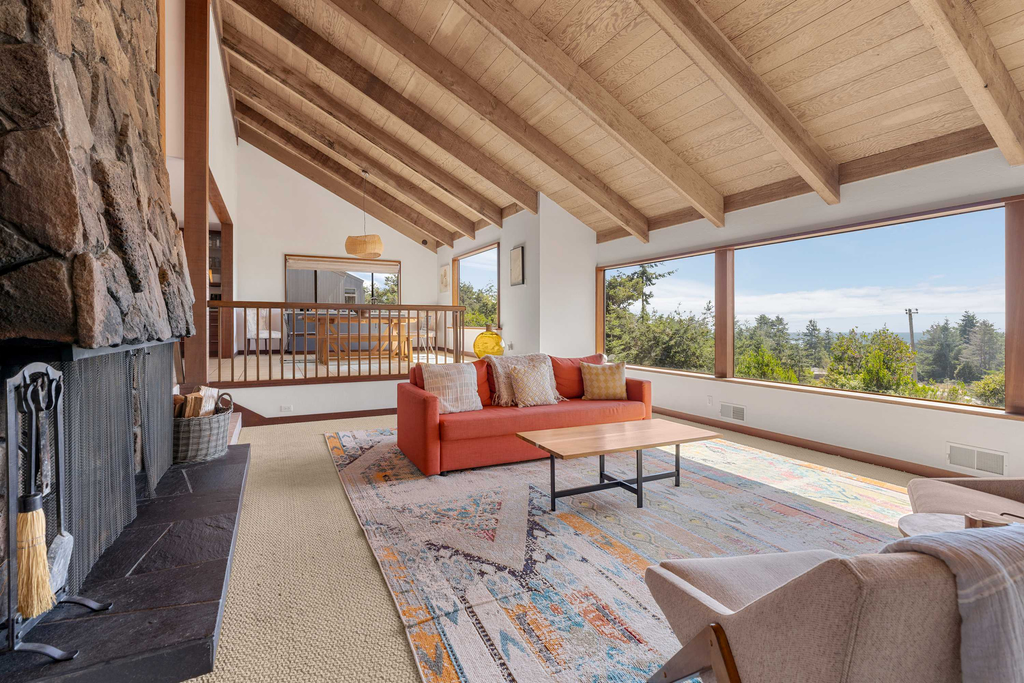 SeaBreeze Serenity - Sea Ranch ocean-view home with chef's kitchen, stone fireplace & private hot tub, dog friendly