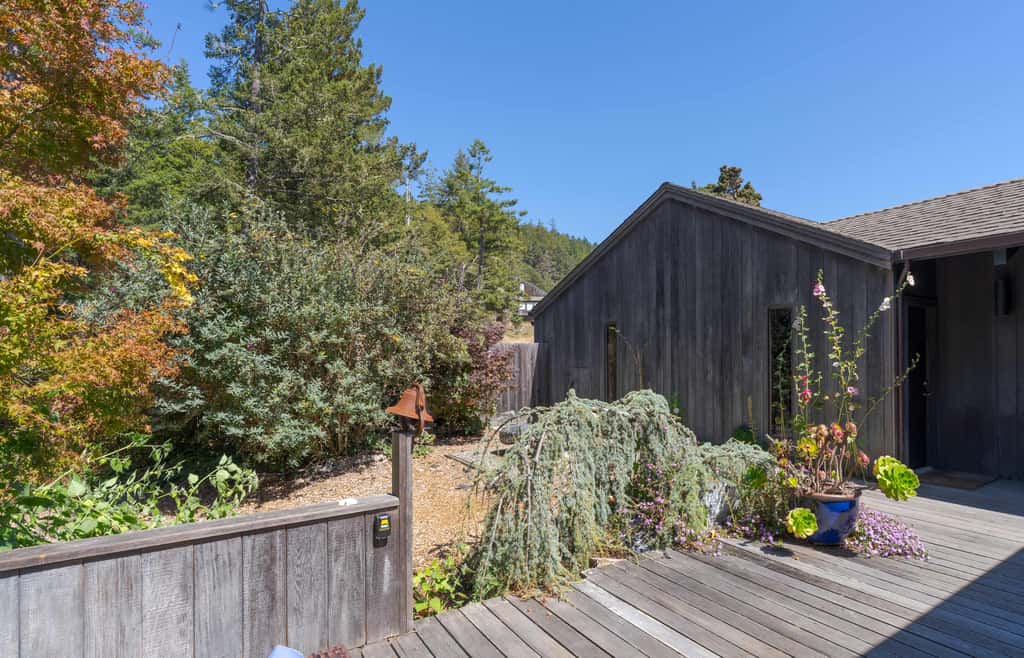 SeaBreeze Serenity - Sea Ranch ocean-view home with chef's kitchen, stone fireplace & private hot tub, dog friendly