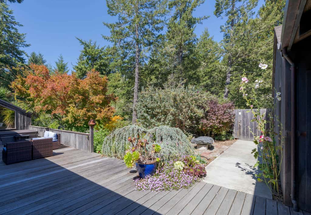 SeaBreeze Serenity - Sea Ranch ocean-view home with chef's kitchen, stone fireplace & private hot tub, dog friendly
