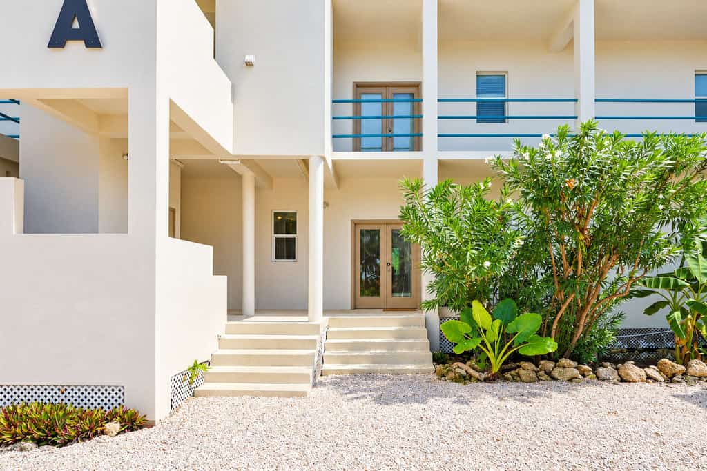 Enjoy sea views and fresh island breezes from this ground-floor condo at Mara Laguna in San Pedro, Belize, with a private patio and access to a shared outdoor pool. A king bedroom, fully equipped kitchen, air conditioning throughout, and a step-free layout make it a comfortable retreat for couples or small families.
