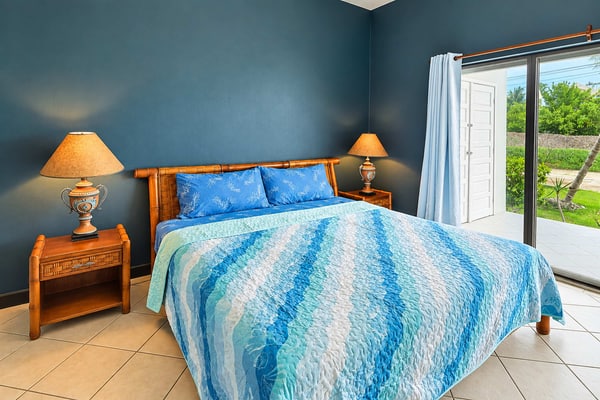 Enjoy sea views and fresh island breezes from this ground-floor condo at Mara Laguna in San Pedro, Belize, with a private patio and access to a shared outdoor pool. A king bedroom, fully equipped kitchen, air conditioning throughout, and a step-free layout make it a comfortable retreat for couples or small families.