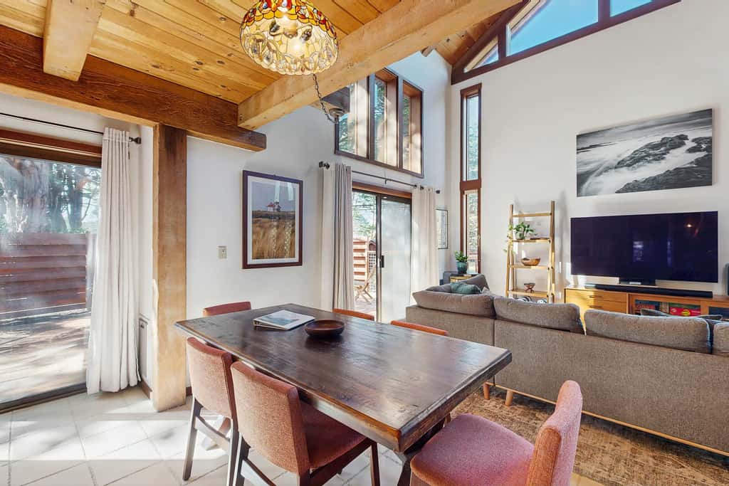 Architectural Retreat, Hot Tub, Gardens & Dog Yard