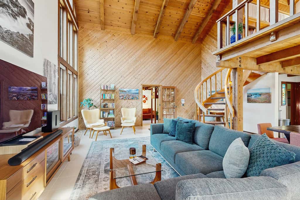 Architectural Retreat, Hot Tub, Gardens & Dog Yard