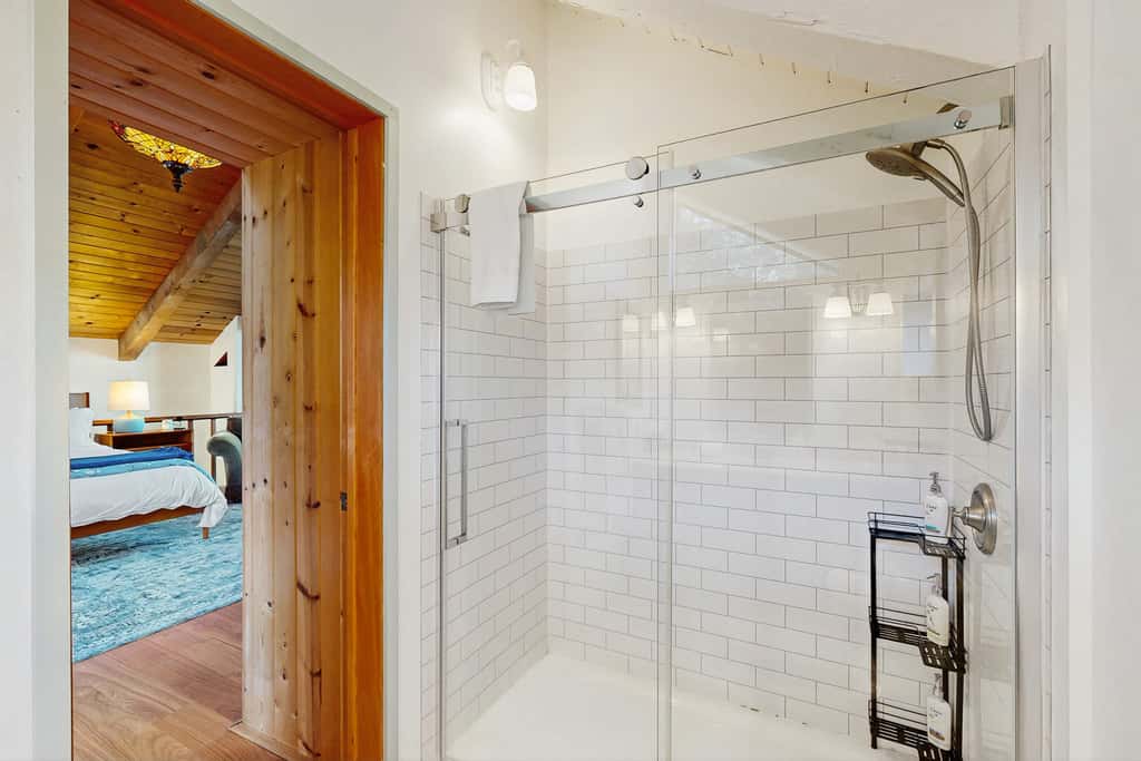 Architectural Retreat, Hot Tub, Gardens & Dog Yard
