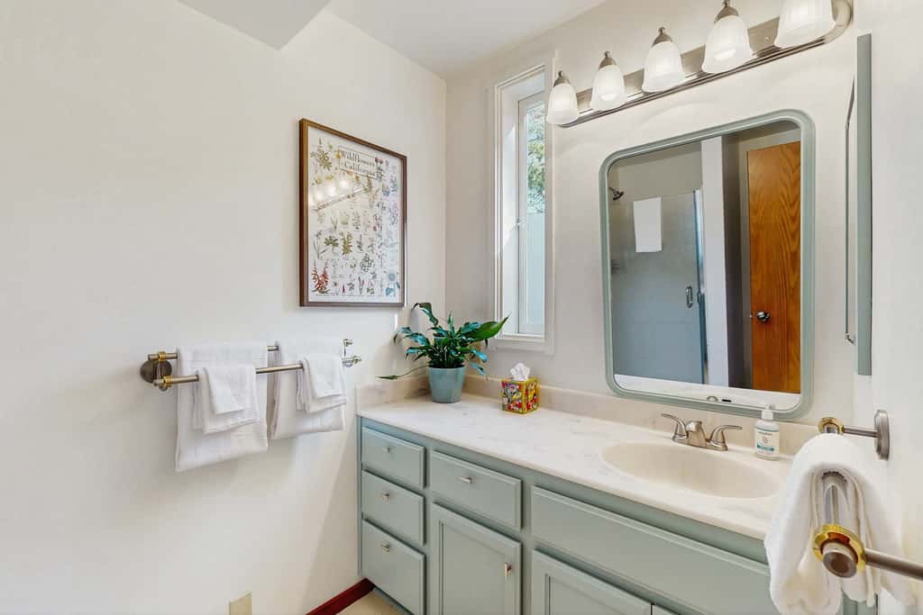 Architectural Retreat, Hot Tub, Gardens & Dog Yard
