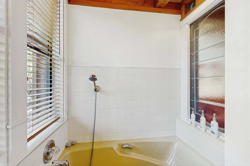 Architectural Retreat, Hot Tub, Gardens & Dog Yard