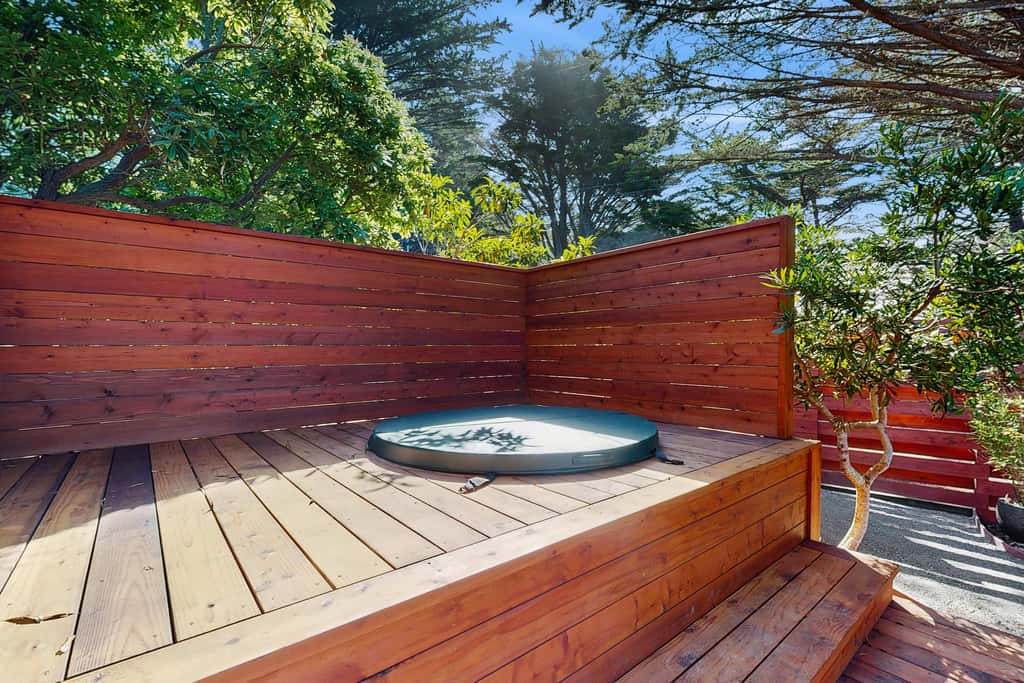 Architectural Retreat, Hot Tub, Gardens & Dog Yard