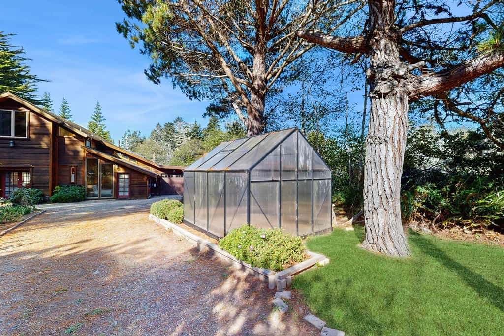 Architectural Retreat, Hot Tub, Gardens & Dog Yard