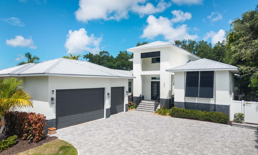 Experience modern luxury just minutes away from world-famous Siesta Key Beach and Sarasota's art scene.
5 Bedrooms
4 ensuite full bathrooms | 1 half bath | 1 pool bath
Heated "spool", fire pit, & putting green
Outdoor kitchen
Minutes to Siesta Key Beach, Downtown Sarasota, & more