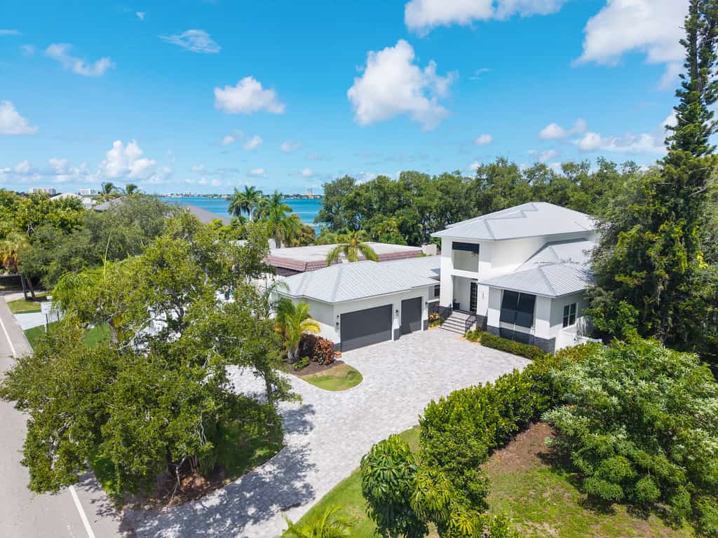 Experience modern luxury just minutes away from world-famous Siesta Key Beach and Sarasota's art scene. 

5 Bedrooms
4 ensuite full bathrooms | 1 half bath | 1 pool bath
Heated "spool", fire pit, & putting green
Outdoor kitchen
Minutes to Siesta Key Beach, Downtown Sarasota, & more