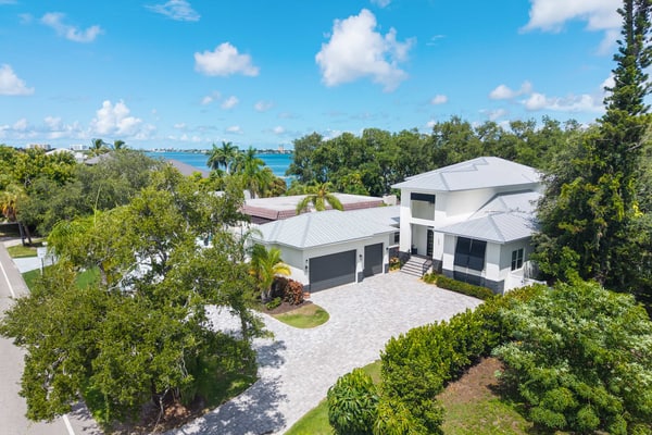 Experience modern luxury just minutes away from world-famous Siesta Key Beach and Sarasota's art scene.
5 Bedrooms
4 ensuite full bathrooms | 1 half bath | 1 pool bath
Heated "spool", fire pit, & putting green
Outdoor kitchen
Minutes to Siesta Key Beach, Downtown Sarasota, & more