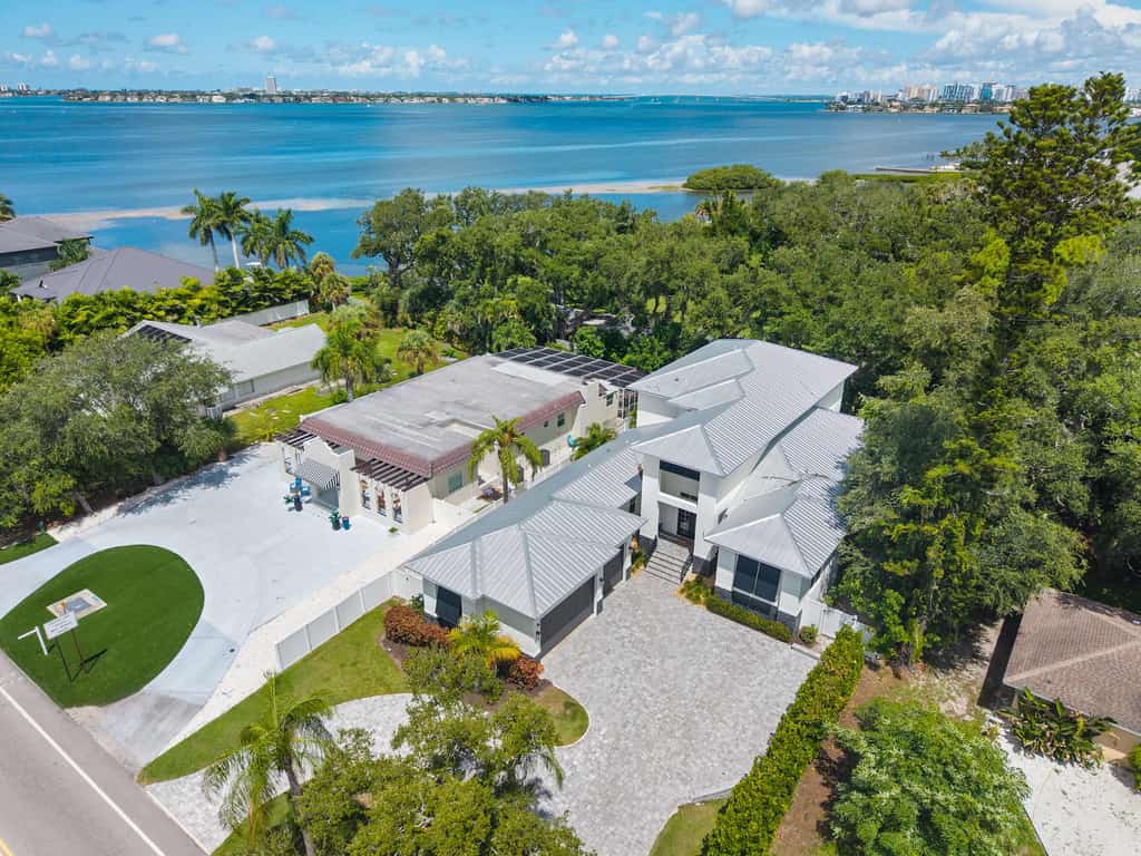 Experience modern luxury just minutes away from world-famous Siesta Key Beach and Sarasota's art scene. 

5 Bedrooms
4 ensuite full bathrooms | 1 half bath | 1 pool bath
Heated "spool", fire pit, & putting green
Outdoor kitchen
Minutes to Siesta Key Beach, Downtown Sarasota, & more