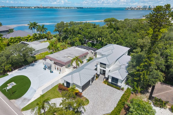 Experience modern luxury just minutes away from world-famous Siesta Key Beach and Sarasota's art scene.
5 Bedrooms
4 ensuite full bathrooms | 1 half bath | 1 pool bath
Heated "spool", fire pit, & putting green
Outdoor kitchen
Minutes to Siesta Key Beach, Downtown Sarasota, & more