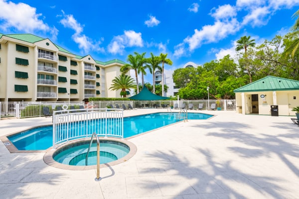 2BR Key West condo with pool, hot tub, kitchen, WiFi