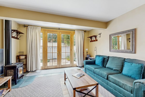 2BR Ketchum condo with fast WiFi, patio, and easy mountain access.