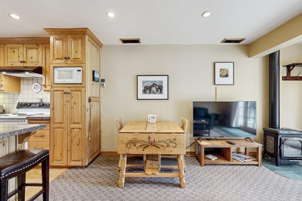 2BR Ketchum condo with fast WiFi, patio, and easy mountain access.