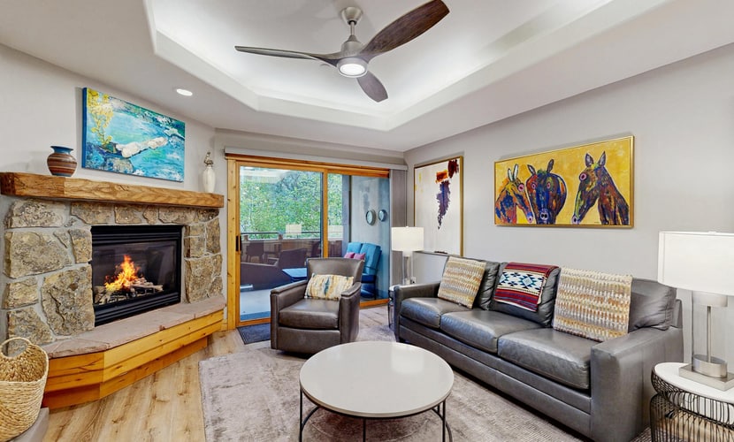 Cozy ski retreat w/ a shared pool, hot tub, & gym - walk to the ski area base