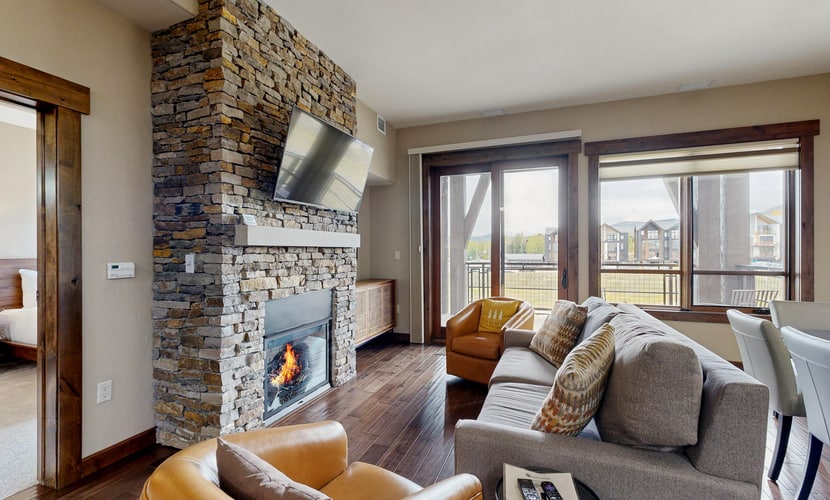 Trailhead Lodge #5116 condo with fireplace, under three miles from downtown