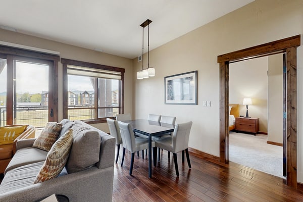 Trailhead Lodge #5116 condo with fireplace, under three miles from downtown