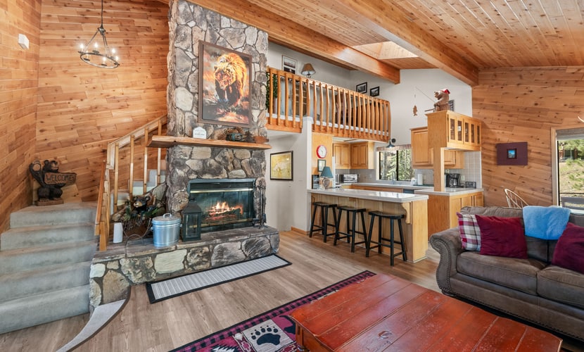 4BR Big Bear Lake retreat with hot tub, game room, and mountain access