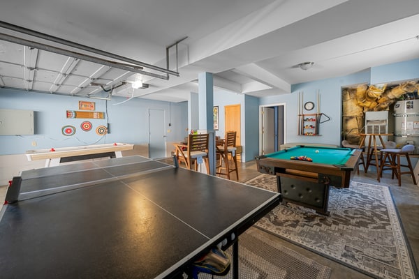 4BR Big Bear Lake retreat with hot tub, game room, and mountain access