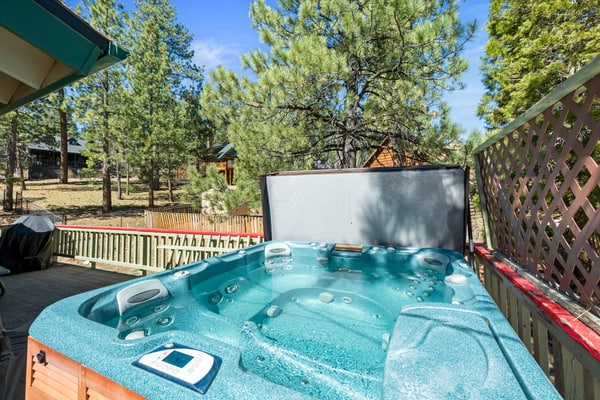 4BR Big Bear Lake retreat with hot tub, game room, and mountain access