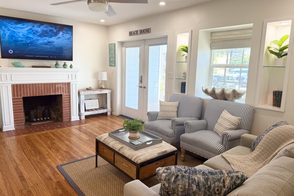Mission Beach Bliss-Ocean and Bay, just steps away, 2 patios and 2 parking spots