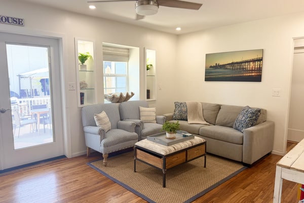 Mission Beach Bliss-Ocean and Bay, just steps away, 2 patios and 2 parking spots