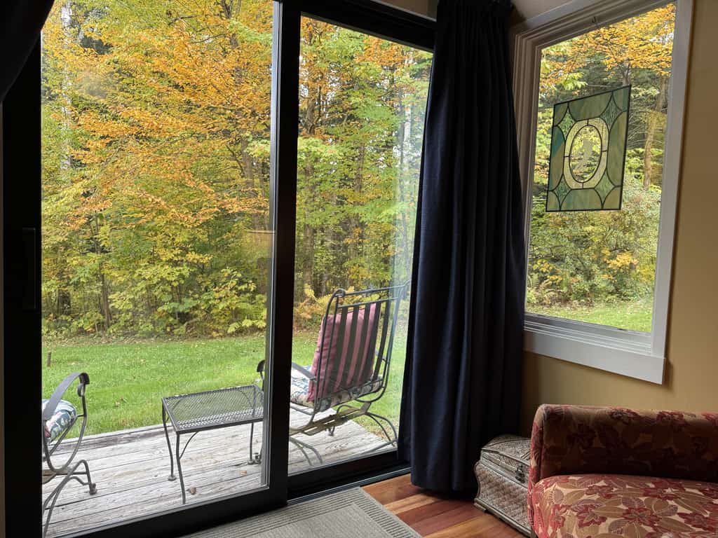 2BR condo w/ fireplace, ski locker, pool, sauna, tennis