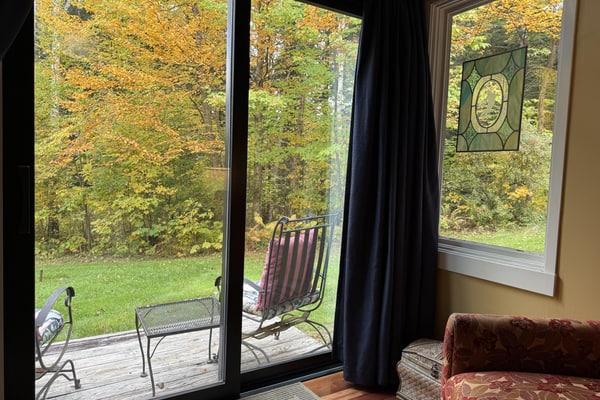 2BR condo w/ fireplace, ski locker, pool, sauna, tennis