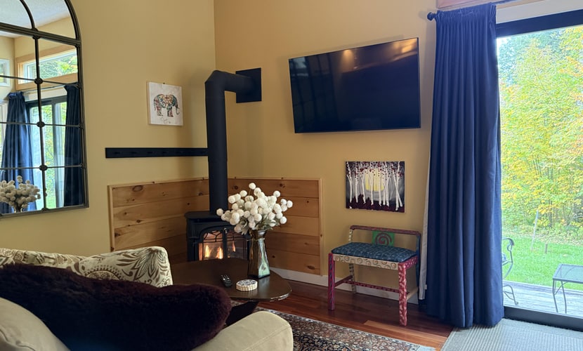 2BR condo w/ fireplace, ski locker, pool, sauna, tennis