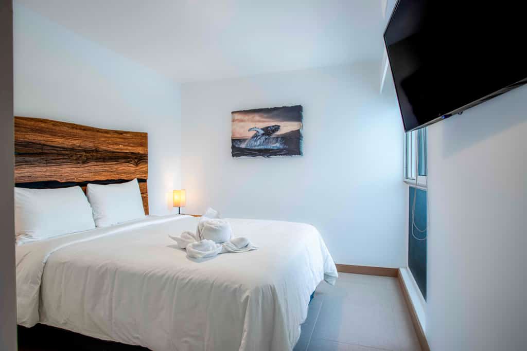Welcome to your stylish coastal escape! This modern condo, just 3 minutes from vibrant Jaco, blends contemporary comfort with beach-inspired charm. Featuring sleek furnishings and marine-themed decor, the open-concept living area boasts expansive windows that frame stunning resort views.
The fully equipped kitchen includes high-end appliances and chic countertops, ideal for preparing meals. The adjacent dining and living spaces are perfect for relaxing or entertaining. Each luxurious bedroom offers plush bedding and serene views of the resort, ensuring a restful stay.
Step onto your private balcony to enjoy morning coffee or evening drinks with breathtaking sunsets. The complex includes exceptional amenities: three sparkling pools, a BBQ area, a state-of-the-art gym, and a versatile meeting room.
With Jaco’s vibrant nightlife, trendy shops, and dining options just a short drive away, this condo offers the ideal mix of relaxation and convenience. Book now to experience modern elegance, spectacular views, and unmatched comfort in your perfect beachfront retreat.
