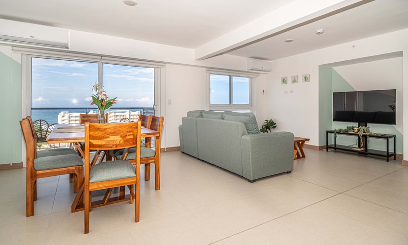 Ocean-view 2-bedroom, 2-bathroom condo at Live Jacó Residences, in the center of Jacó and a 3-minute walk from the beach. Restaurants, cafés, supermarkets and shops are all within a few blocks. The unit sleeps 4 and has a private balcony facing the Pacific, air conditioning throughout, fast Wi-Fi, a Smart TV, a washer and dryer, and a full kitchen. The building has a pool, an elevator, secure access and free on-site parking. It works well for families, couples, surf trips and remote work.