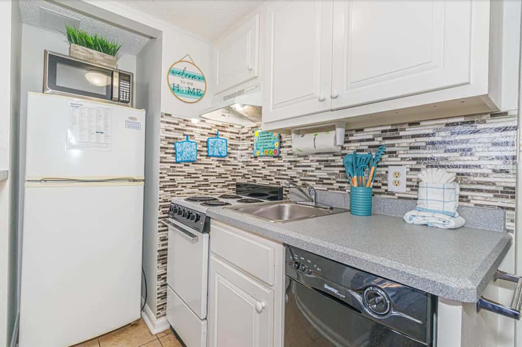 Ocean Views & Coastal Comfort at Meridian Plaza 508
