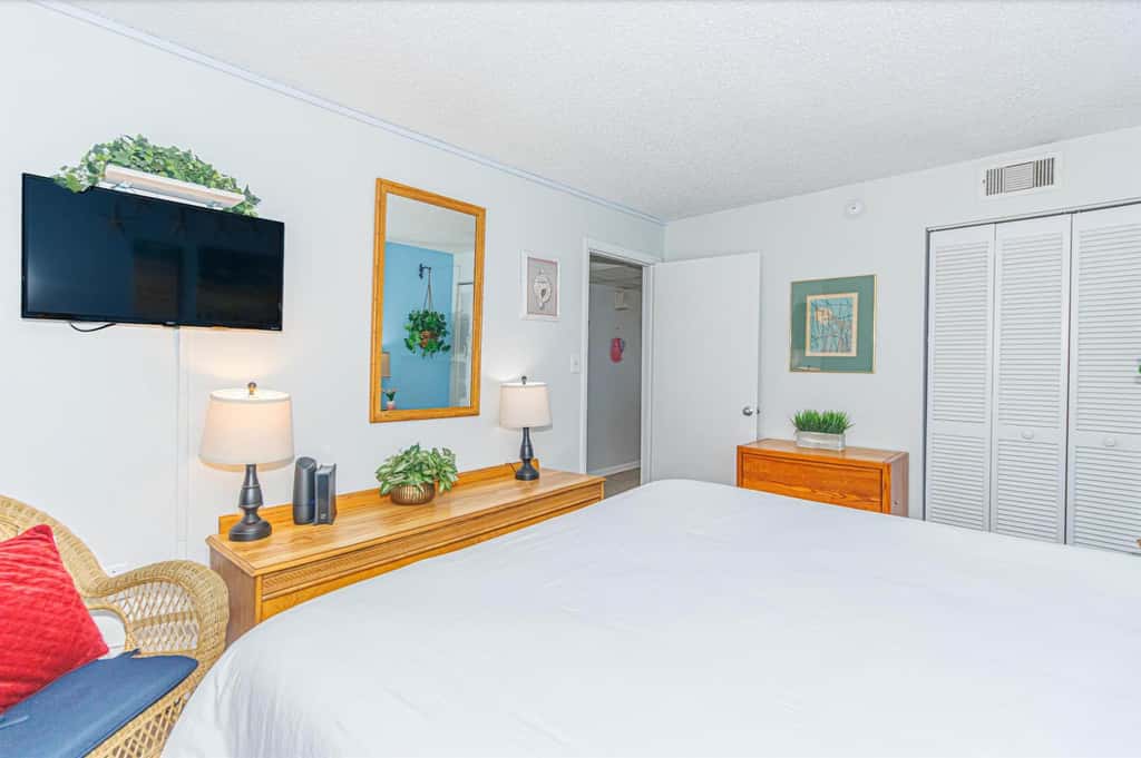 Ocean Views & Coastal Comfort at Meridian Plaza 508