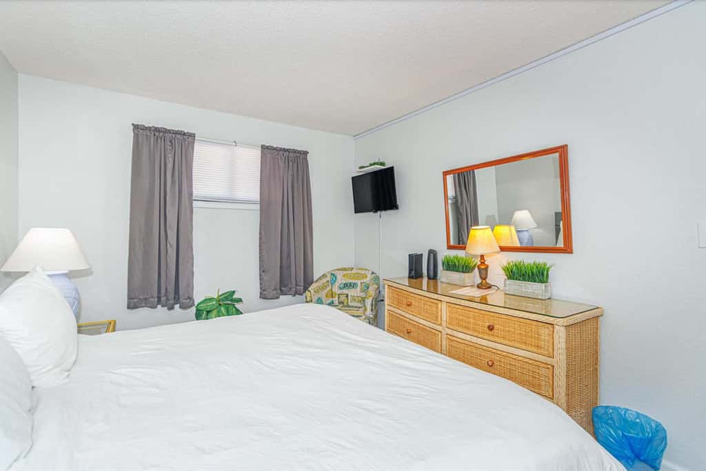 Ocean Views & Resort-Style Relaxation at Meridian Plaza 507