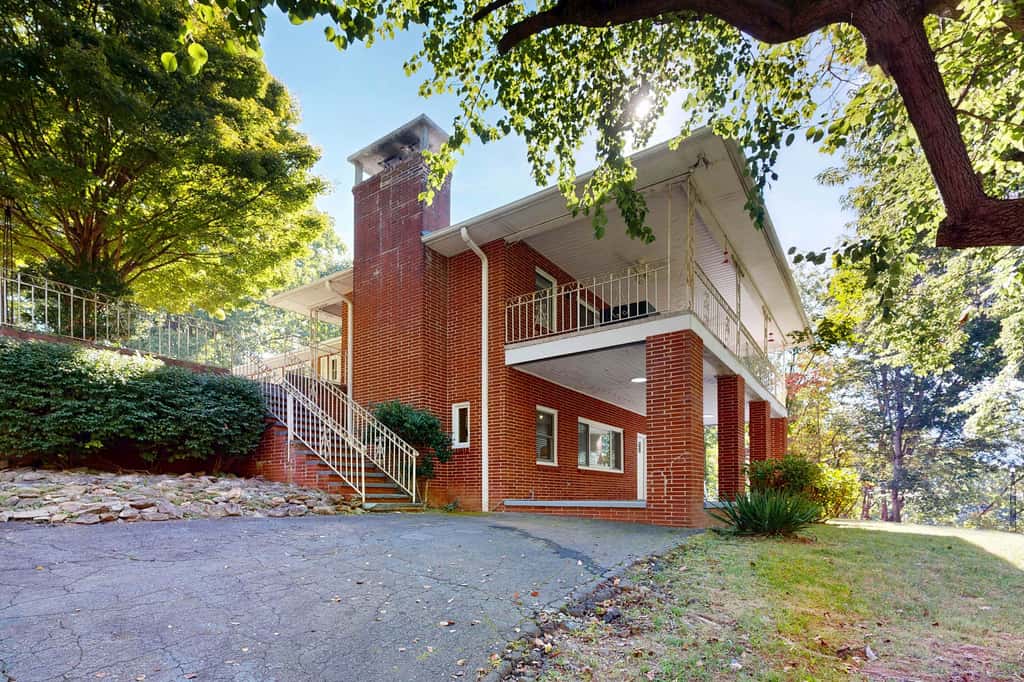 Renovated Mountain Apartment, Private Entrance, Seasonal Mountain Views, Covered Porch, Air Conditioning