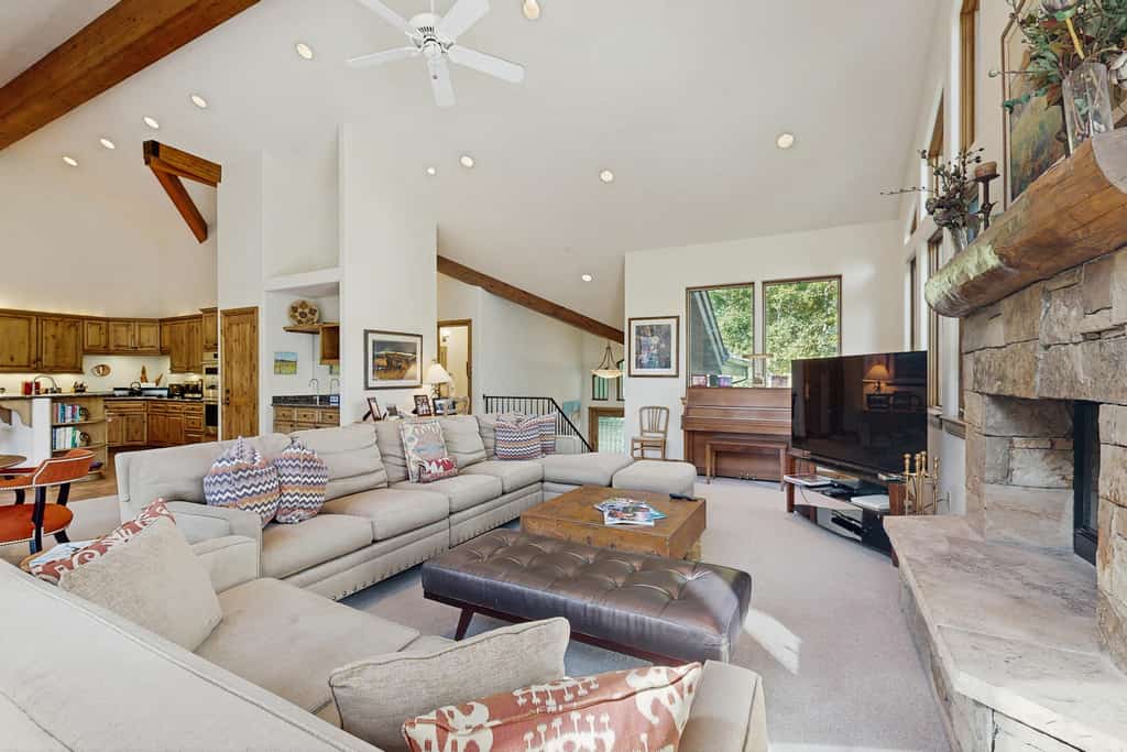 Spacious East Vail retreat with 4 bedrooms, private hot tub, and amazing location