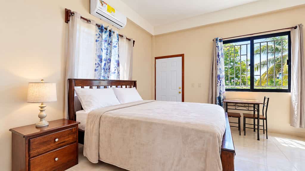 Enjoy authentic Belizean culture and easy coastal living at CR Place Vacation Rentals in Dangriga Town. Located on Aranda Crescent, this ground-floor 1-bedroom apartment is tailored for up to 2 guests and features an air-conditioned bedroom, in-unit washer and dryer, full kitchen, high-speed Wi-Fi, and convenient access to local culture.