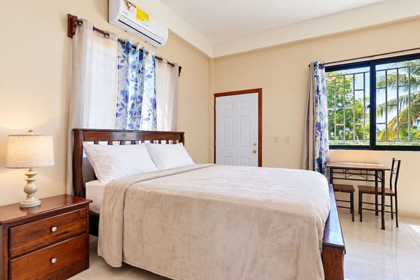 Enjoy authentic Belizean culture and easy coastal living at CR Place Vacation Rentals in Dangriga Town. Located on Aranda Crescent, this ground-floor 1-bedroom apartment is tailored for up to 2 guests and features an air-conditioned bedroom, in-unit washer and dryer, full kitchen, high-speed Wi-Fi, and convenient access to local culture.