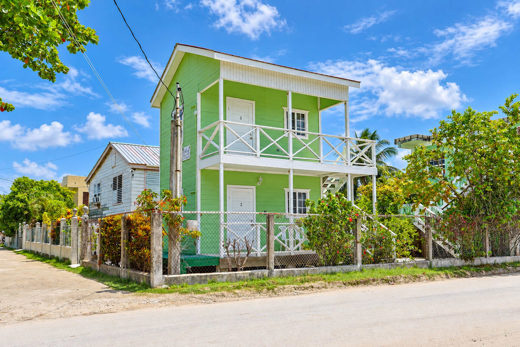 Central Caye Caulker Apartment with AC, Wi-Fi & Kitchen