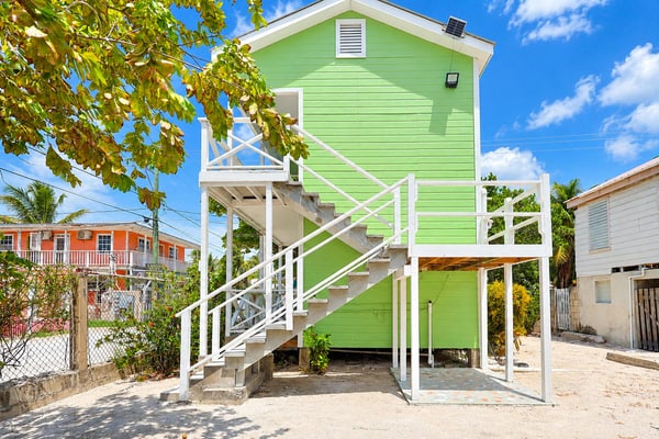 Stay close to it all at Raul's Apartments Unit 3, a bright and central Caye Caulker getaway located on one of the main streets. Tailored for couples or solo travelers, this comfortable apartment features split-unit AC, an equipped kitchenette, high-speed Wi-Fi, and balcony.