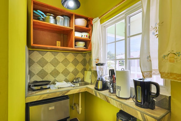 Stay close to it all at Raul's Apartments Unit 3, a bright and central Caye Caulker getaway located on one of the main streets. Tailored for couples or solo travelers, this comfortable apartment features split-unit AC, an equipped kitchenette, high-speed Wi-Fi, and balcony.