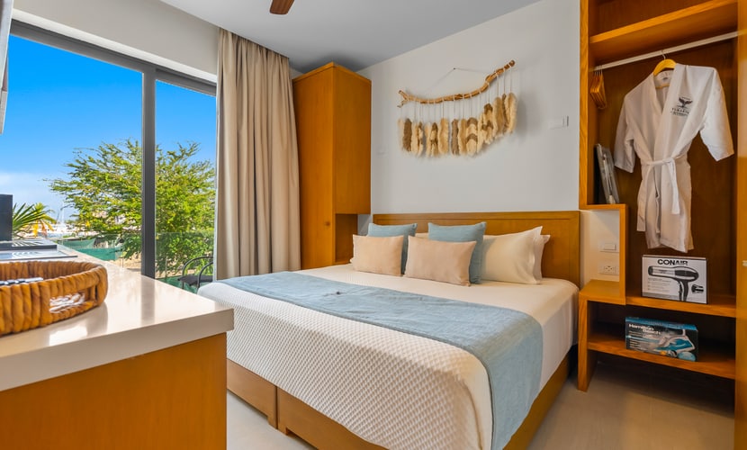 1BR condo in La Cruz de Huanacaxtle with pool, gym, WiFi, and AC.