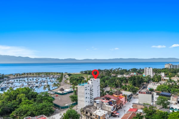 1BR condo in La Cruz de Huanacaxtle with pool, gym, WiFi, and AC.