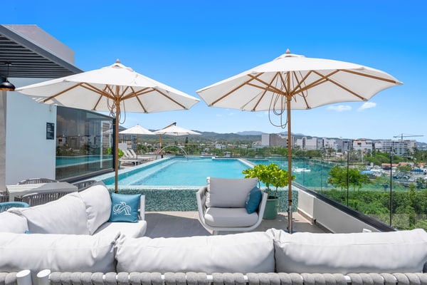 Oceanfront 1BR condo with pool, gym, AC, and balcony.