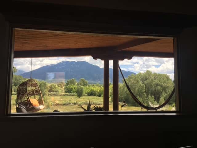 El Nido - Taos Retreat with Hot Tub & Mountain Views