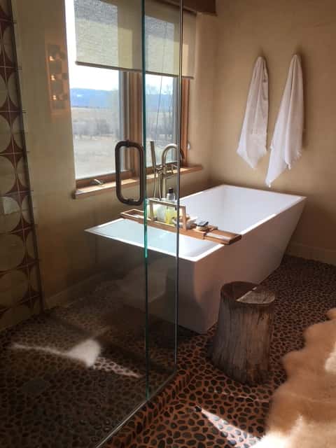 El Nido - Taos Retreat with Hot Tub & Mountain Views
